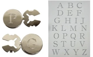 STAMPATELLO INIZIALE 1 PEZZO COPRIBOTTONI 18 MM COL- ARGENTO,RICEVI 1 PEZZO - Picture 1 of 24