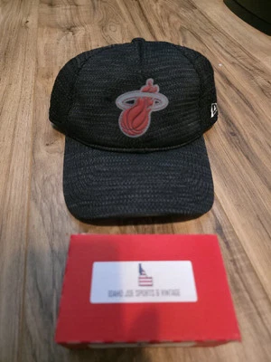 Sombrero Miami Heat Negro Rojo NBA Baloncesto Goma Logo New Era Para Hombres Nuevo sin Etiquetas 🔥 Foto 1 de 4