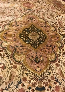 AN AWESOME OVAL SIZE 100% SILK RUG - Picture 1 of 12