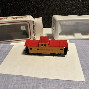 CABOOSE ESCALA HO BACHMANN UNION PACIFIC 25743 - Imagen 1 de 6