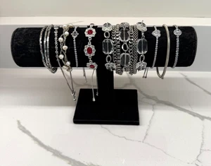 Lotto di 9 bracciali tono argento e strass - finta perla, cristallo rosso, catena - Foto 1 di 7
