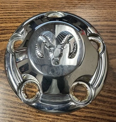 Оригинальный хромированный центральный колпак для пикапа Dodge Ram 1500 1994–2003 годов выпуска P/N 52038267 - Изображение 1 из 4