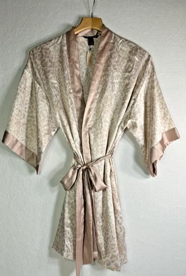 NOVO Roupão Curto Feminino de Cetim Victoria's Secret Rosa (ish) Gravatas Internas Externas XS - Imagem 1 de 4