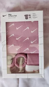 Nike Baby Mädchen Body Stirnband Stiefel 3 Stck. Lila Weiß 0-6 M - Bild 1 von 4