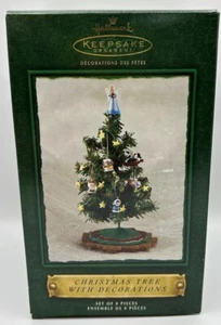2002 Hallmark Andenken Weihnachtsbaum mit Dekorationen Des Fetes QX4476 neu unbenutzt - Bild 1 von 18