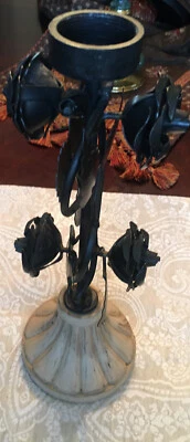 "Candelabro de hierro rosas negras sobre base de madera de más de 14"" de alto y pesado" Foto 1 de 4