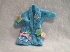Baño de tela de peluche turquesa Barbie con detalles florales y corbata de cinta multicolor - Imagen 1 de 2