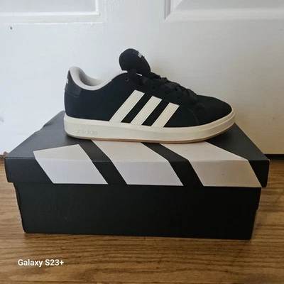 Zapatillas de skateboy Adidas blancas y negras para niños talla 2. Excelente estado con caja Foto 1 de 4