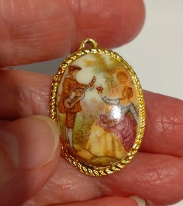 COLGANTE LLAVERO CERÁMICA ROMÁNTICO PICTÓRICO FIRMADO FRAGONARD TONO DORADO VINTAGE - Imagen 1 de 5