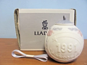 NEW IN BOX LLADRO 1991 BELLS PINK BLUE 3 INCH BALL ORNAMENT #5829 WITH RIBBON - Picture 1 of 7