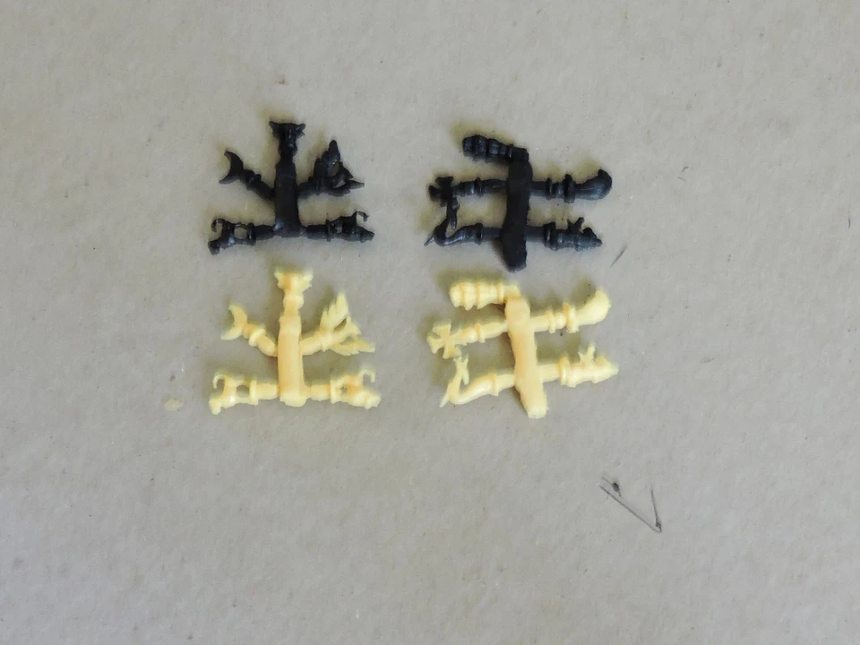 Britains swoppet knight copy parts: helm crests black & yellow - Image 1 of 1