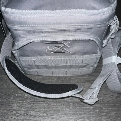 Nike SQUARE CUBE 9AT062-gov Forro Aislado Fiambrera Bolso Correa para el Hombro Gris Foto 1 de 4