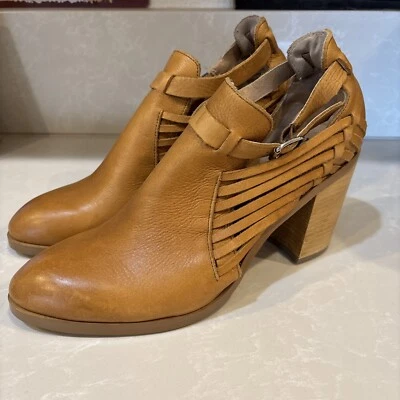 Sapatos sociais Anthropologie Latigo 9.5 salto bota tecido bronzeado couro genuíno dividido - Imagem 1 de 4
