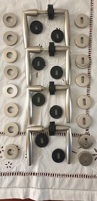 MANIGLIE PER PORTA OLIVARI AURELIA A ROSETTA  Acciaio SATINATO MADE IN ITALY - Immagine 1 di 4