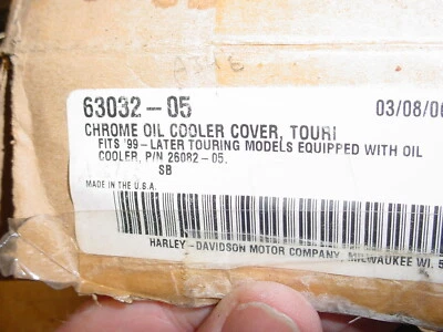 Cubierta de enfriador de aceite cromada Harley Davidson 63032-05 Foto 1 de 4