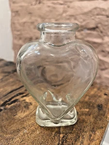 Vaso bocciolo vintage trasparente 3 x 4" in vetro a forma di cuore - Foto 1 di 8