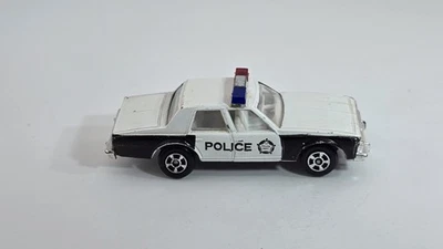 CARRO DE POLÍCIA CHEVROLET CAPRICE Playart branco com painéis pretos e decalques de porta - Imagem 1 de 4