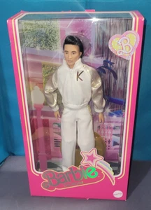 Ken Puppe im weiß-goldenen Trainingsanzug - Barbie The Movie - Bild 1 von 7