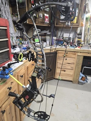 Hoyt Ventum Pro 33 RH 55/65 Lbs. 26"-30" Draw Kuiu Camo - Image 1 of 4