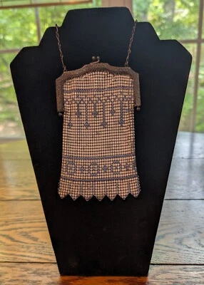 Cartera de mano con solapa Art Deco azul/blanco de malla esmaltada Mandalian - * *De colección Foto 1 de 3