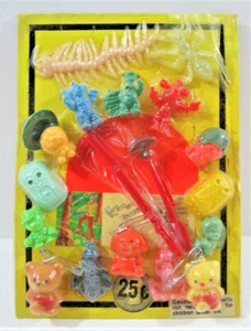 Tarjeta de dispensa de máquina de venta Monster Cats Asst Charms Toys Old Gumball #362 de colección - Imagen 1 de 1