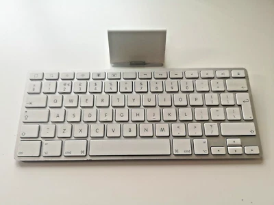 Apple iPad Keyboard Dock Compatibile con iPad 1a 2a 3a Generazione Modello A1359 - Immagine 1 di 4