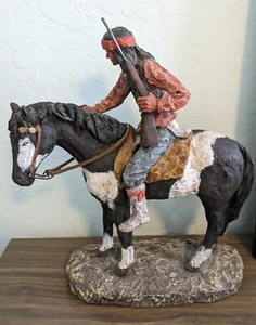 ARTE OCCIDENTAL ESCULTURA INDIA "JINETE APACHE" 1989 (cara de caballo dañada) - Imagen 1 de 7