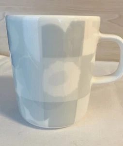 Repostal de color RARO! "Taza de cerámica blanca Marimekko ""RUUTU-UNIKKO"" COMO NUEVA - Imagen 1 de 3