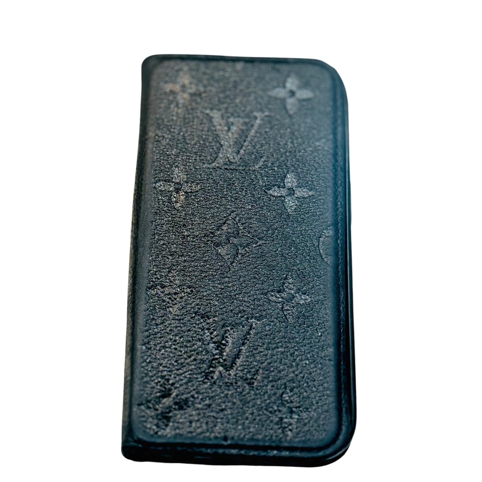 Louis Vuitton Cuero Negro Auténtico iPhone 15 Pro Folio Estuche Monograma Repujado Foto 1 de 4
