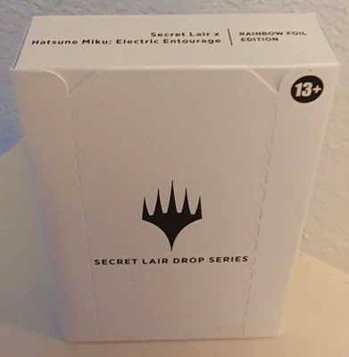 Secret Lair x Hatsune Miku: Entourage eléctrico japonés ~ lámina arco iris ~ ¡Sellado! Foto 1 de 4