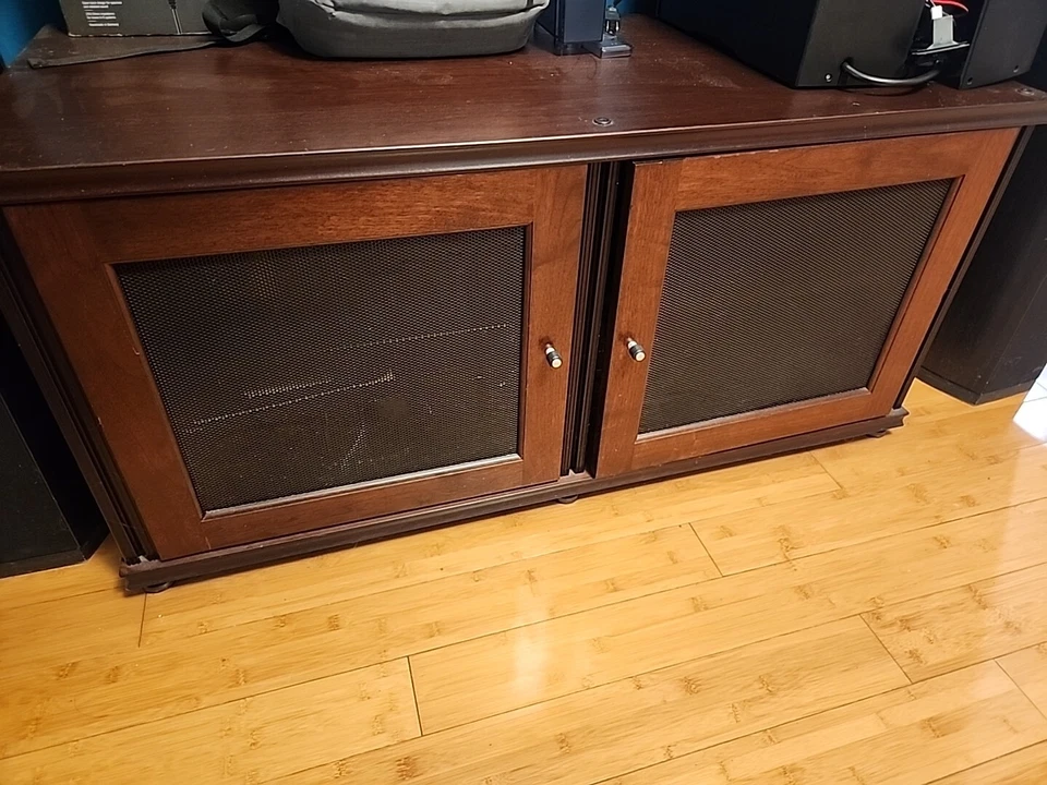 Gabinete A/V Salamander Synergy 221 nogal oscuro con paneles perforados negros Foto 1 de 1