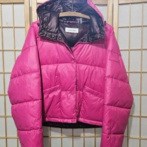 Chaqueta acolchada corta con capucha Calvin Klein - Imagen 1 de 5