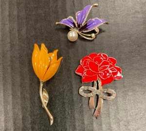 Tre bellissime spille fiori strass e smalto - Foto 1 di 4