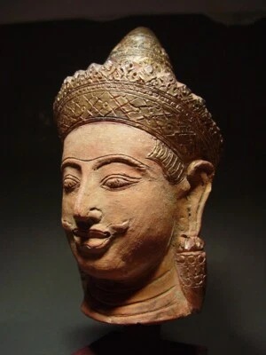 RARE SOUTHEAST ASIA TERRACOTTA HEAD OF A MALE DEITY, KHMER 'BAYON' STYLE. - Image 1 of 4