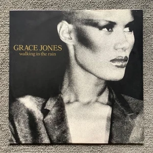 Vinyl 12" Grace Jones Walking In The Rain 1981 Island Played 1x Near Mint LP - Picture 1 of 4