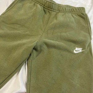 Nike Sportswear Club Fleece Jogginghose Sweatpants Herren Small Alligator Olivgrün - Bild 1 von 7