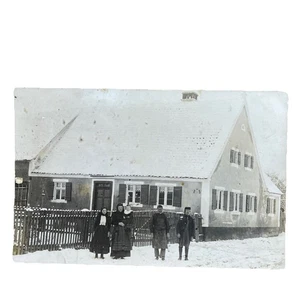 Postkarte AK Nördlingen Haus 73 im Schnee Familie Echtfoto Ungelaufen - Bild 1 von 3