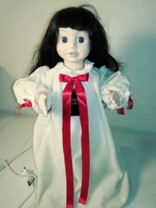 Muñeca de rodillas vintage animada de Navidad con pelo castaño niña musical y movimiento - Imagen 1 de 7