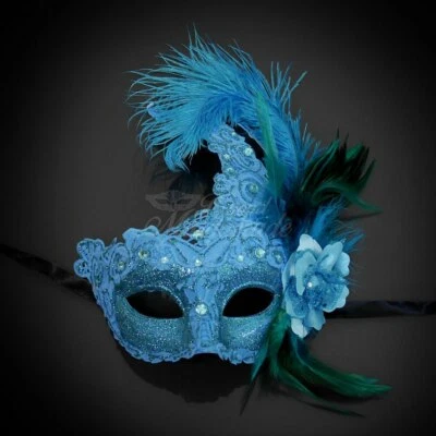 Máscara de penas Mardi Gras renda burlesca azul bebê M7634 - Imagem 1 de 4
