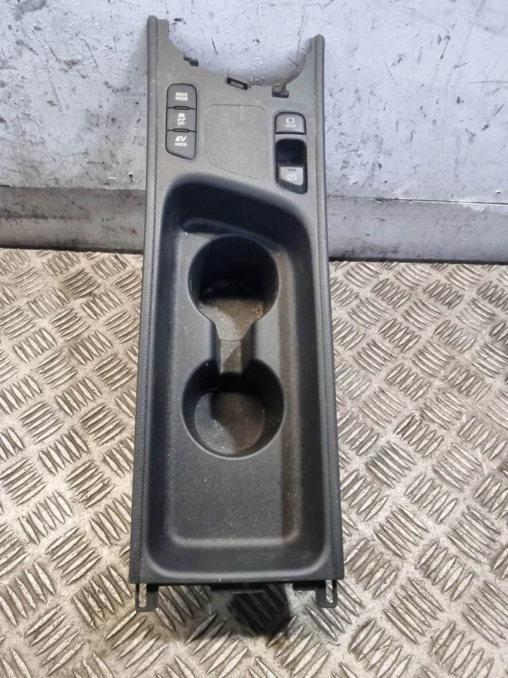 TOYOTA YARIS CONSOLA CENTRAL PORTAVASOS 58805-0D350 1.5 HÍBRIDO CVT HATCHBACK 2020 Foto 1 de 4