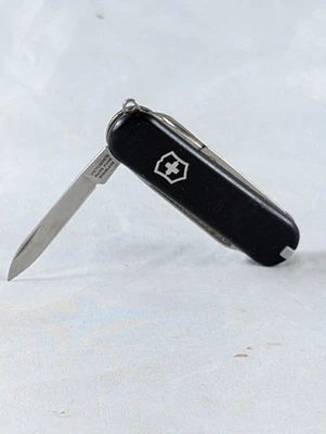 Navaja suiza Victorinox Classic SD 58mm roja o negra Foto 1 de 4