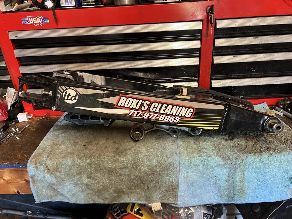 2001 SUZUKI RM125 RM250 OEM SWINGARM SWING ARM REAR SUSPENSION PIVOT 61000-37E20 - Image 1 of 4