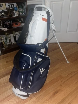 Bolsa de golf Stitch SL2 Gen 2 blanca y azul marino con parches Foto 1 de 4