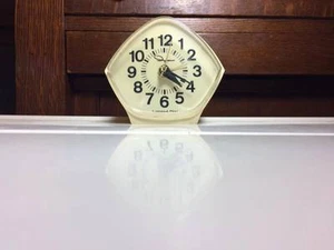 Vintage white Ingraham electric alarm clock - Bild 1 von 5