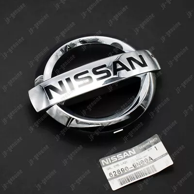Placa de identificación OEM genuina Nissan 2009-14 Máxima parrilla delantera emblema cromado "NISSAN" Foto 1 de 4