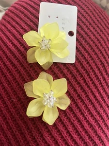 Beautiful Light Yellow Pair Of Flower Earrings Brand New Never Been Used - Picture 1 of 2