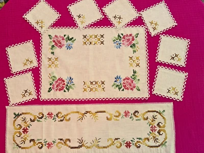 Napperon + chemin de table + 8 dessous de verre  brodés main, rétro - Photo 1/4