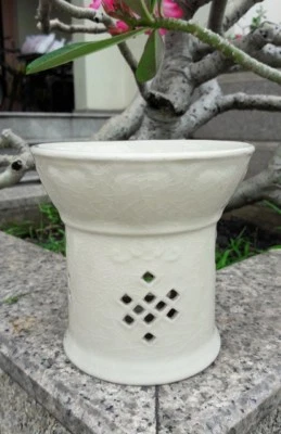 De colección Redondo Repujado Blanco Cerámica Moderno Quemador de Aceite Vela Luz de Té  Foto 1 de 4