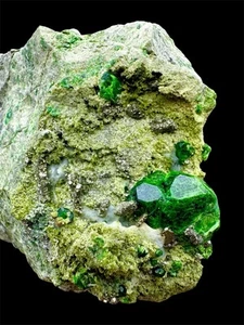 1875 kt natürlicher Demantoid grüner Granat Kristall Cluster auf Matrix Exemplar @min - Bild 1 von 5