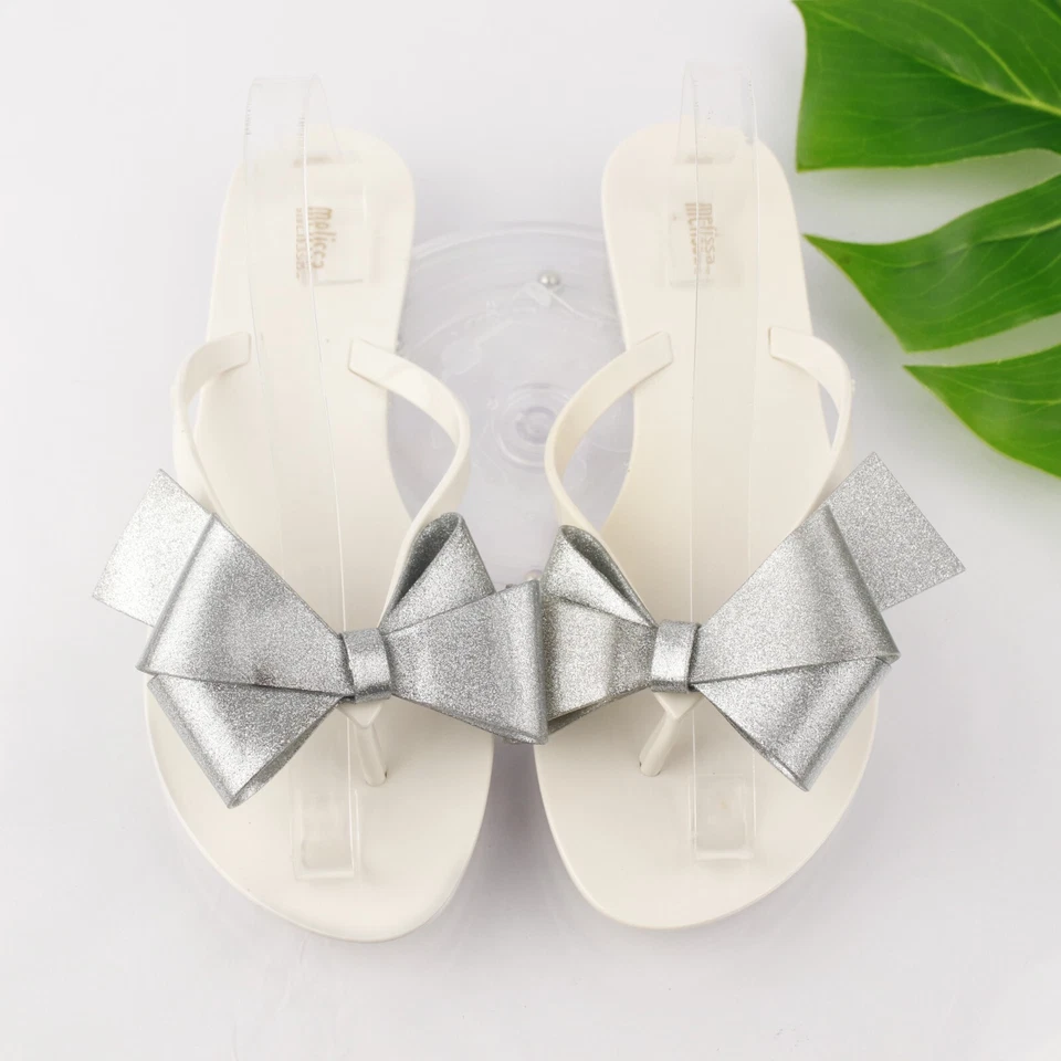 Sandalia armónica Melissa para mujer talla 10 blanca tanga de gelatina grande plateada lazo chanclas Foto 1 de 4